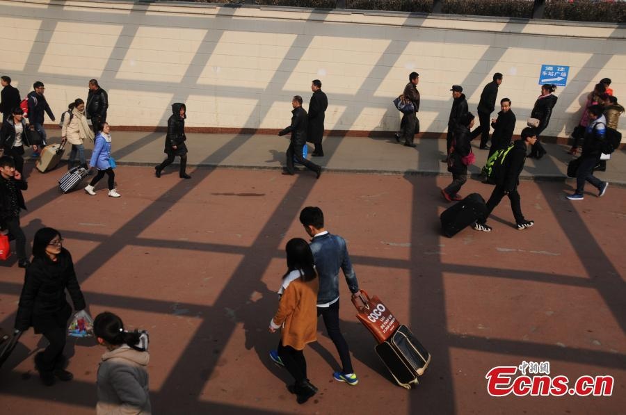 Cảnh tượng trước khu kiểm tra an ninh của nhà ga.