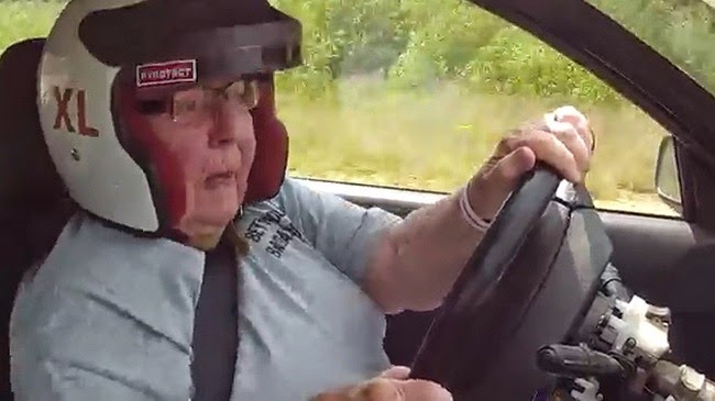 Khi ba cu lai xe hoi hinh anh