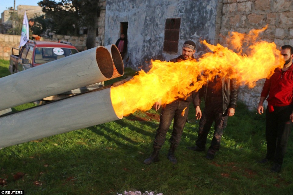 Khau phao ban binh gas cua phe noi day o Syria hinh anh