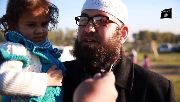 Bế một bé gái nhỏ trên tay, người đàn ông trả lời khi được phỏng vấn: 