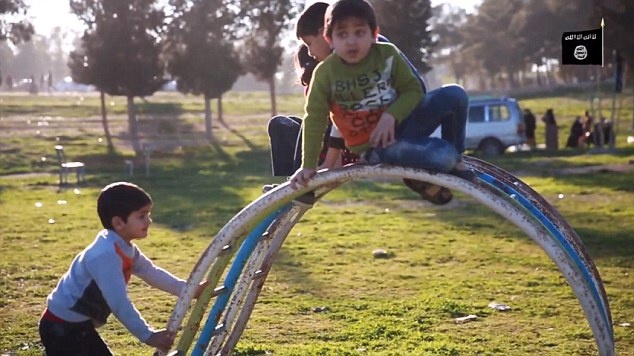 Theo Charlie Winter, một nhà nghiên cứu tại Quilliam Foundation, một chuyên gia cố vấn chống chủ nghĩa cực đoan, phân tích các đoạn phim và cho biết: 
