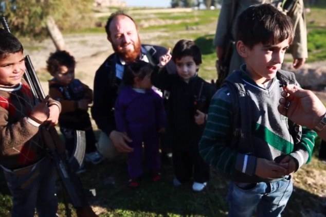 Phóng viên IS phỏng vấn một em nhỏ về cuộc sống của em dưới sự thống trị của nhà nước Hồi giáo này.