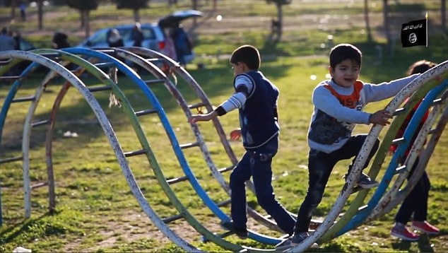 Cảnh tượng này có thể bắt gặp tại bất cứ đâu trên thế giới, nhưng những đứa trẻ này lại đang sống dưới sự kiểm soát của IS.