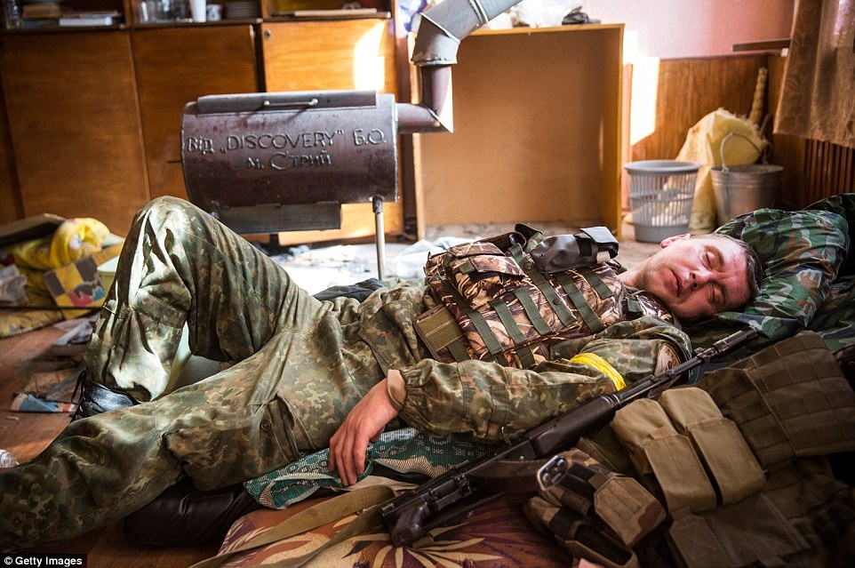 Trong khi đó, binh sĩ trong ảnh tranh thủ ngủ vì quá mệt.