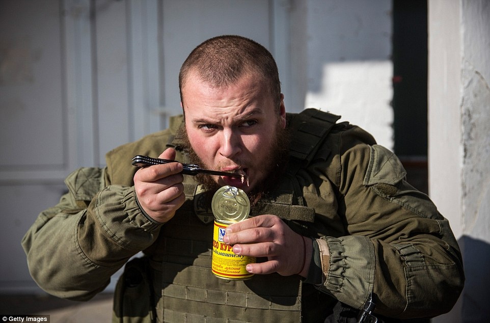 Binh si Ukraine nhay day, choi tro tre con khi tam ngung ban hinh anh