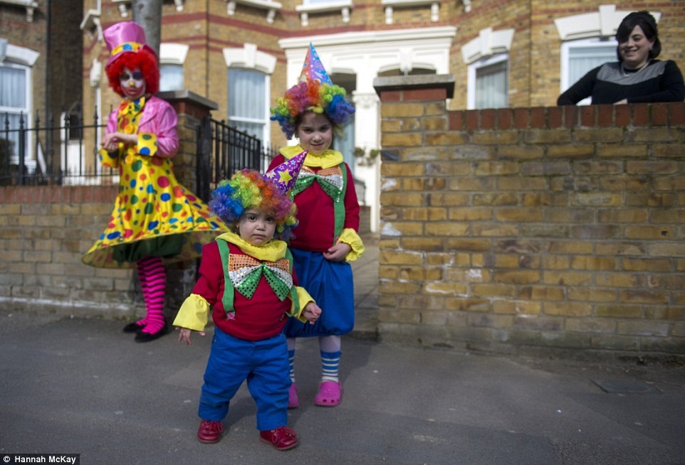 Tre em Do Thai hoa trang ngo nghinh trong le hoi hinh anh