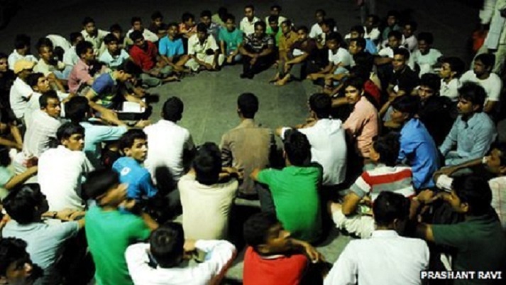 Trẻ em nghèo ở Ấn Độ tụ tập trên sân ga để học bài. Ảnh: