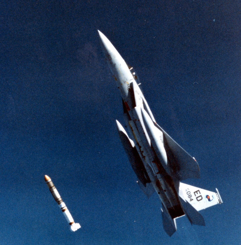 Lich su vu khi chong ve tinh dau tien cua the gioi hinh anh