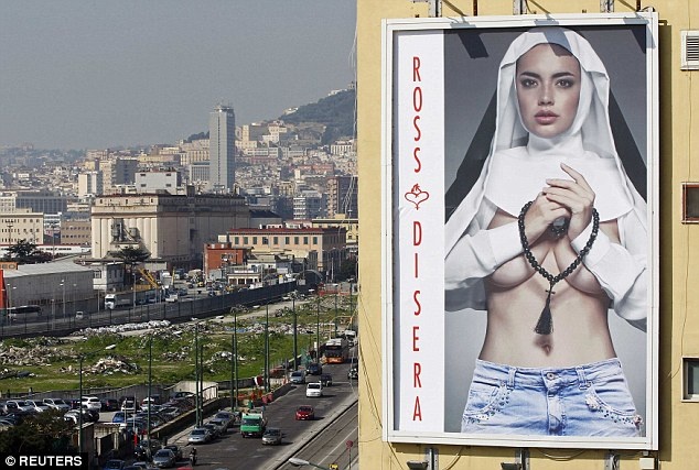 Dan Italy tranh cai vi anh tu si tren bien quang cao hinh anh