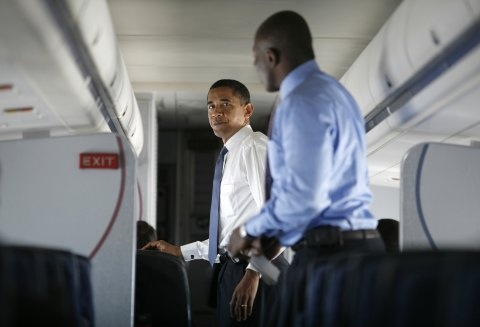 Obama và Reggie Love trên máy bay vào tháng 11/2008. Ảnh: Business Insider