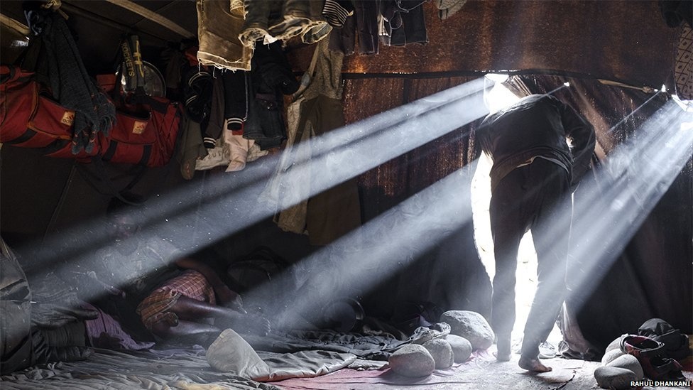 Từ năm 1987 tới 2002, hơn 119 công nhân đã chết trong quá trình làm đường ở Ladakh.