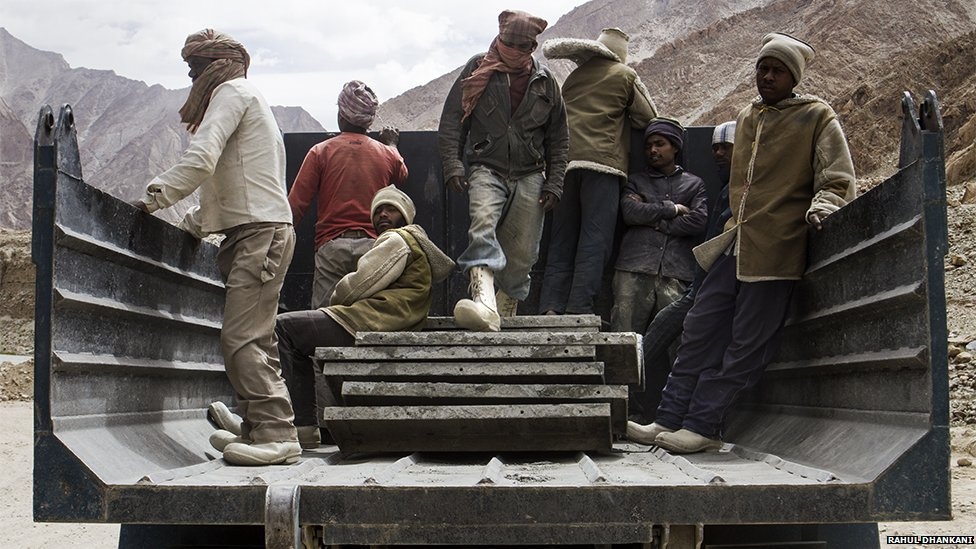 Xe tải đưa công nhân từ lều ra công trường.