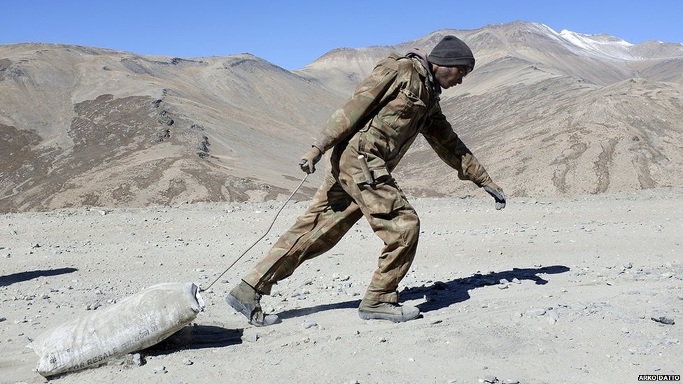 Thach thuc tu than de lam duong tren noc nha the gioi hinh anh