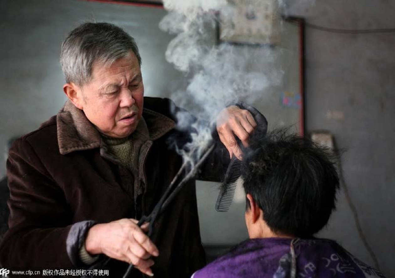 Nghe cat toc bang kep sat nong o Trung Quoc hinh anh