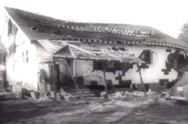 Quả bom rơi trúng ngôi nhà