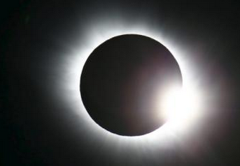 Sieu trang che mat troi trong ngay xuan dau tien hinh anh