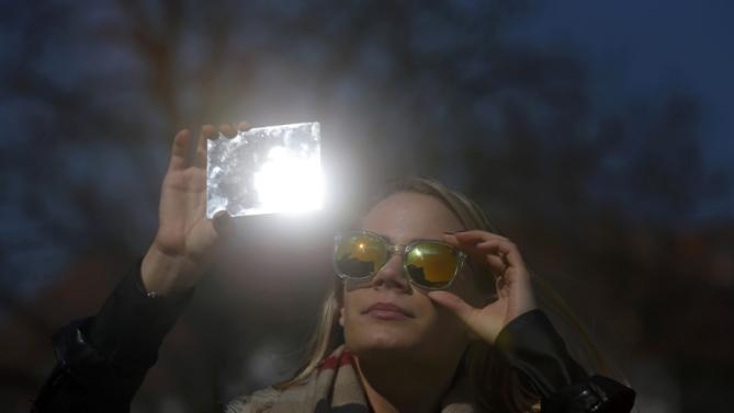 Trong lần nhật thực hôm qua, mặt trăng chắn mặt trời trong 150 phút. 