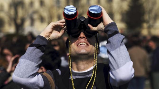 Người đàn ông quan sát nhật thực tại thủ đô Zagreb của Croatia.