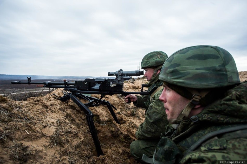 Hai binh sĩ sử dụng súng máy hạng nặng 12,7 mm để tiêu diệt các mục tiêu điểm, chi viện hỏa lực cho các đơn vị tấn công.