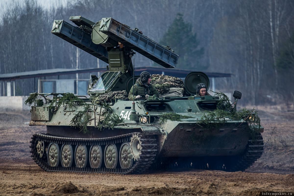 Tên lửa phòng không tầm thấp SA-13 cũng có mặt để bảo vệ đội hình chiến đấu.