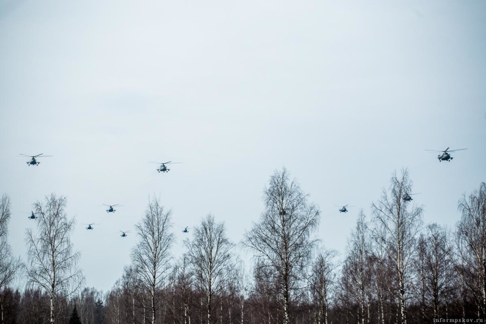 Linh du Nga tap tran cung phao, truc thang, ten lua hinh anh