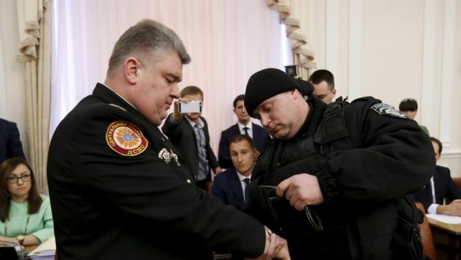 Ukraine bat quan chuc cap cao trong cuoc hop noi cac hinh anh