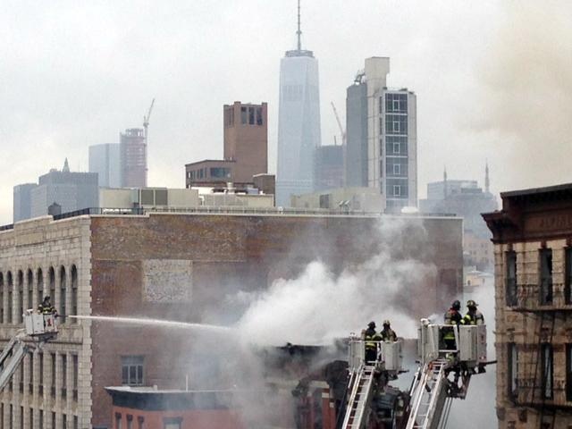 Cảnh sát phong tỏa những tuyến đường xung quanh tòa nhà cháy.