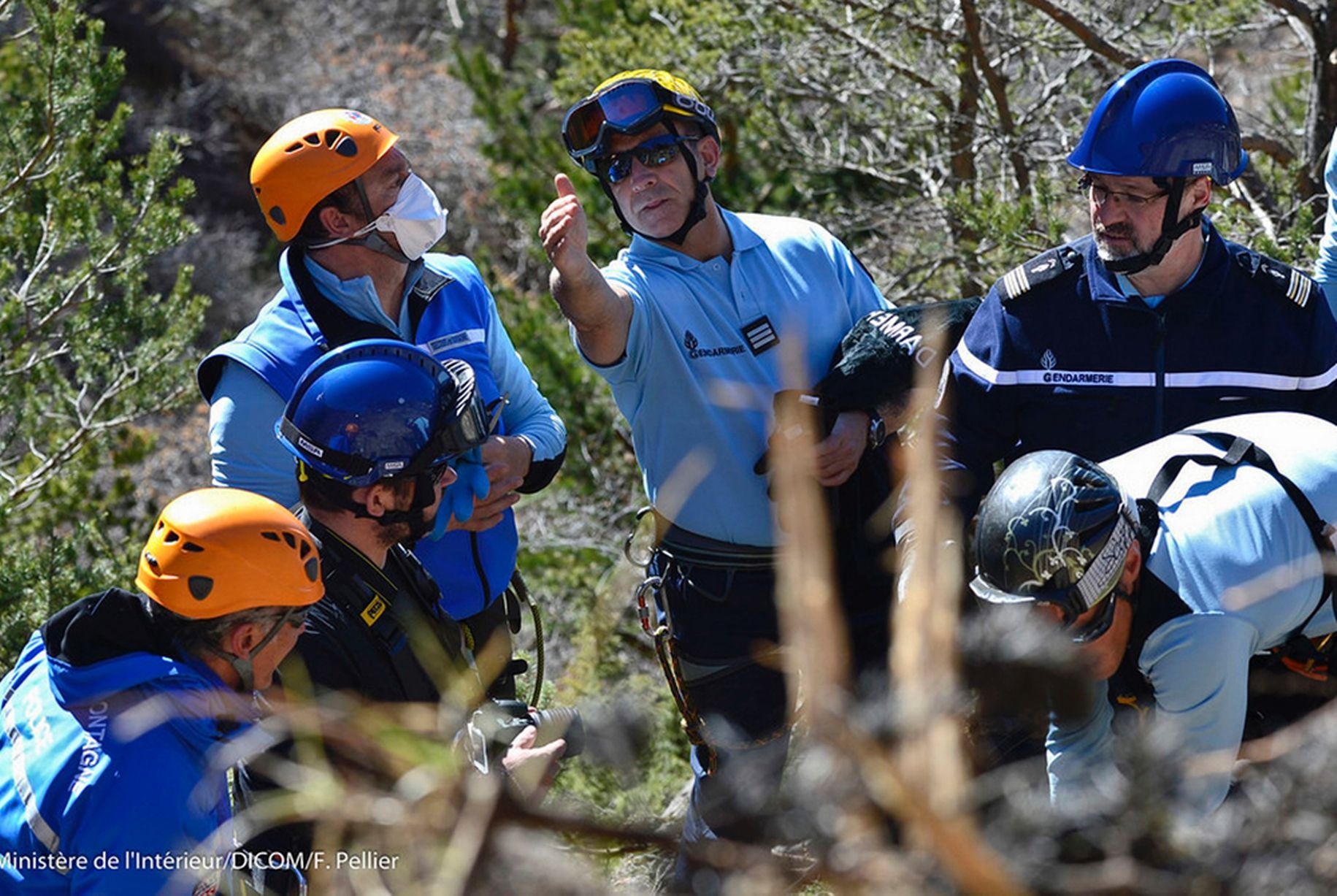 Doi cuu ho ngan trom va cho soi o hien truong vu 4U9525 hinh anh