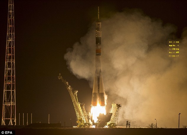 Lan dau tien con nguoi bay tren quy dao toi mot nam hinh anh