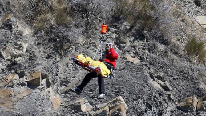 Nhân viên cứu hộ đưa tử thi của một nạn nhân lên trực thăng.