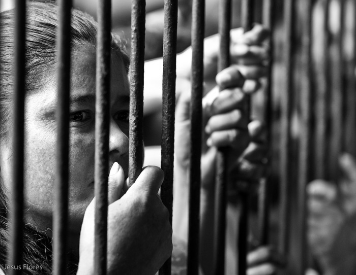 Nan tong tien, ep tu nhan ban dam trong cac trai giam nu hinh anh