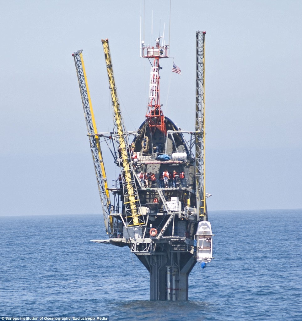 Tau dung dung giua bien cua Hai quan My hinh anh