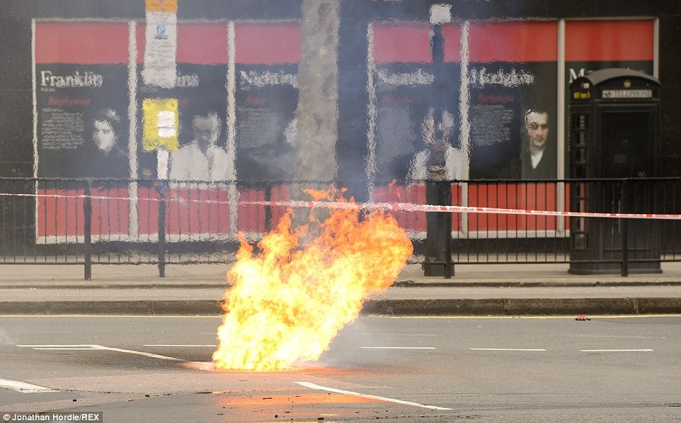 Lua boc len tu long dat, 2.000 nguoi phai so tan o Anh hinh anh