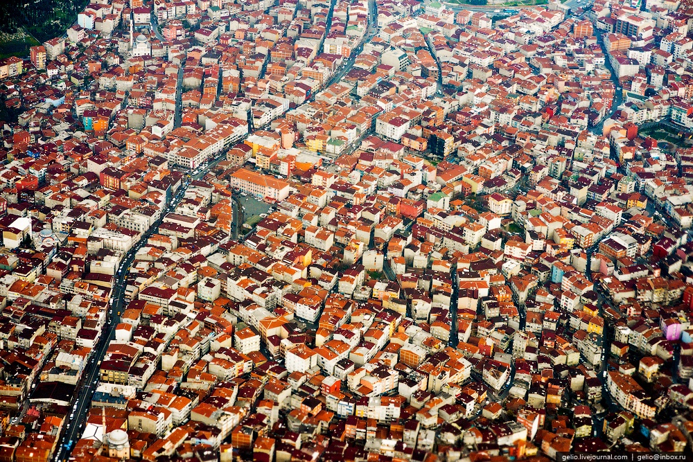 Một phần Istabul, Thổ Nhĩ Kỳ. Ở góc máy này chúng ta có cảm tưởng như thành phố không hề có chỗ