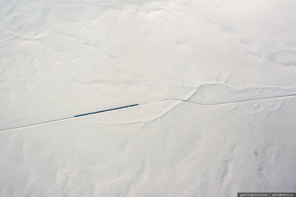 Đoàn tàu hỏa gần như mất hút giữa tuyết trắng trên cao nguyên