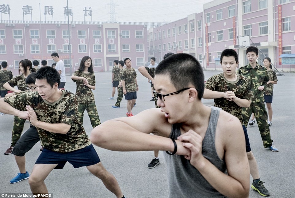 Trai cai nghien Internet o Trung Quoc hinh anh