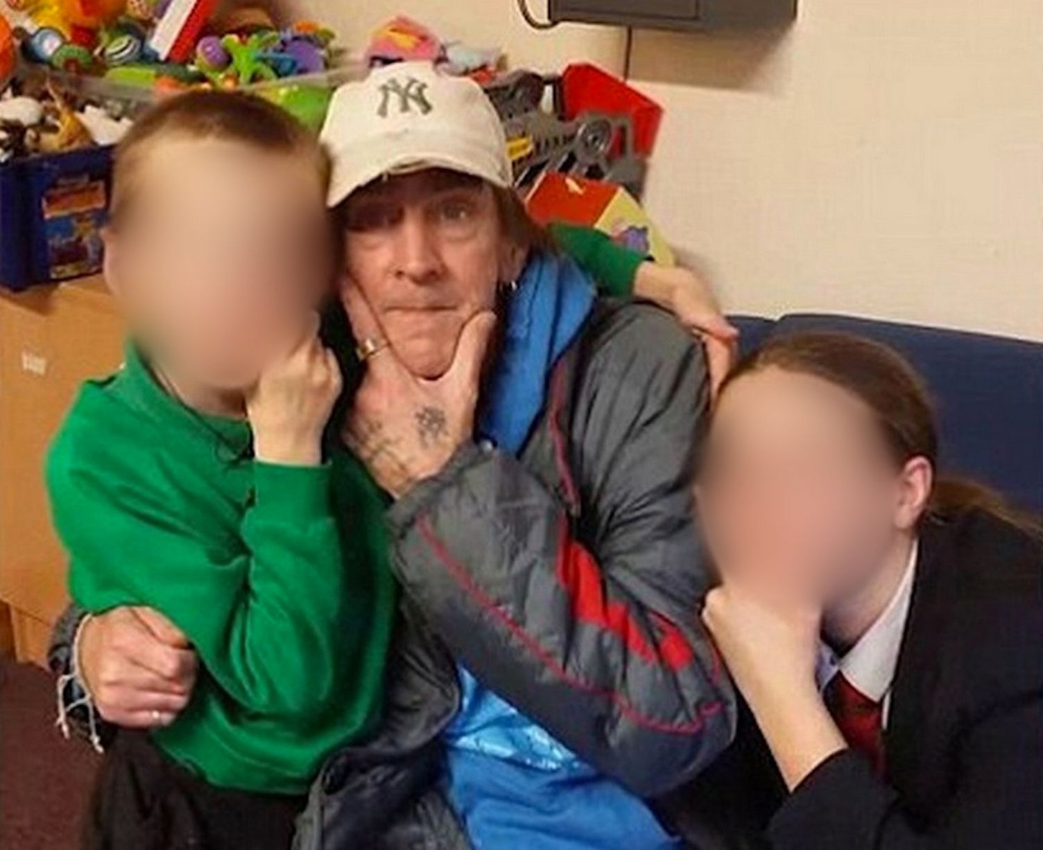 Mike Holpin cùng với 2 trong số 40 người con của mình. Ảnh: Mirror