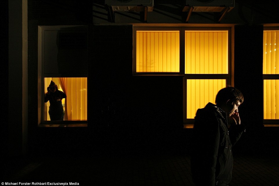 Những người làm việc tại Chernobyl trở về nhà của họ tại thành phố Slavutich.