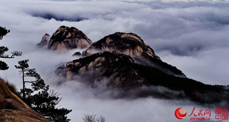 Hàng vạn người lên Thiên Trụ Sơn để tham quan mỗi năm.
