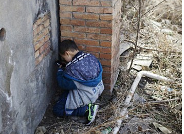 Cuoc song cua cau be HIV o Trung Quoc bi ca lang ruong bo hinh anh