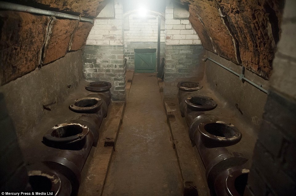 Ben trong ham tranh bom bi mat o Anh hinh anh