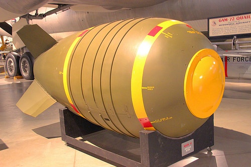 Nhung lan vu khi hat nhan suyt no hinh anh