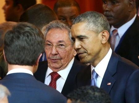 Obama và Chủ tịch Raul Castro nói chuyện với một nhà lãnh đạo trước khi Hội nghị Thượng đỉnh lần thứ 7 của các nước châu Mỹ khai mạc tại 