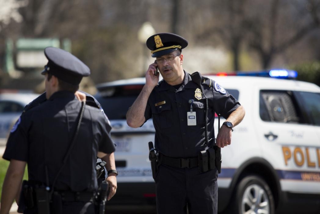 Nguoi dan ong tu sat truoc toa nha quoc hoi My hinh anh