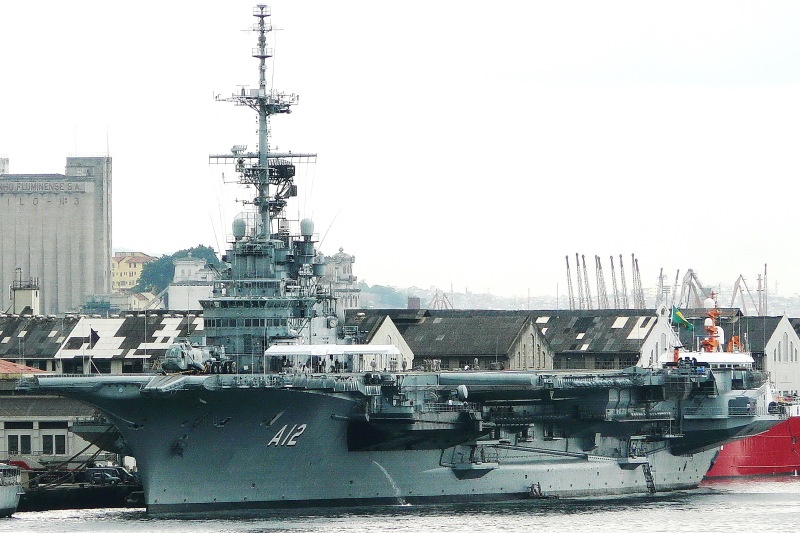 Vũ khí phòng vệ trên tàu gồm: 4 pháo hạm 100 mm