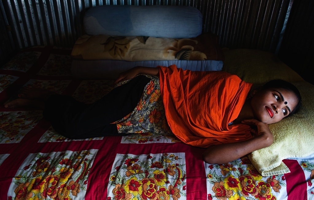 Rojina từng là một công nhân dệt may, nhưng cô có quan hệ tình cảm bất chính với một thành viên trong gia đình chồng.