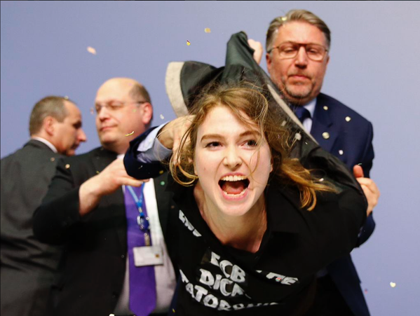 Để lọt vào cuộc họp báo, Witt đã mạo danh phóng viên để đăng ký với ban tổ chức. 