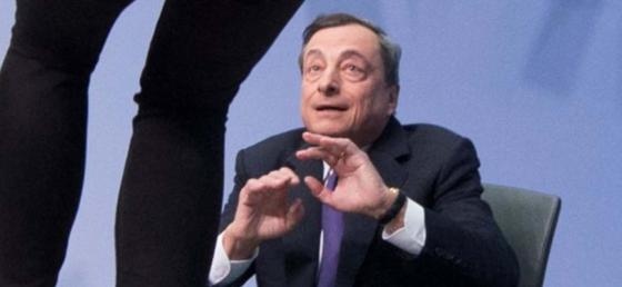 Vẻ hốt hoảng hiện trên khuôn mặt của ông Draghi sau khi Witt nhảy lên bàn.