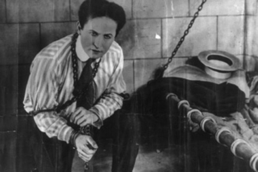 Ảo thuật gia Harry Houdini từng làm điệp viên cho cả cơ quan mật vụ Anh và Mỹ. Ảnh: NBC News