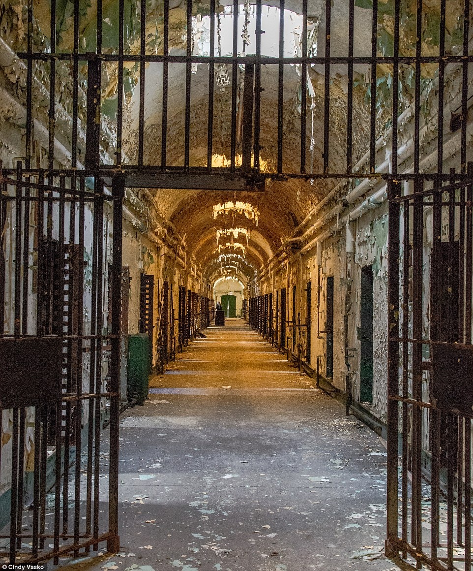 Ben trong nha tu dang so bac nhat nuoc My hinh anh